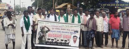 ಪೊಟೋ-ಪಟ್ಟಣದ ಪಕ್ಷಾತೀತ ರೈತಪರ ಹೋರಾಟ ವೇದಿಕಯು ಶಾಸಕರನ್ನು ಹುಡುಕಿ ಕೊಡುವಂತೆ ಪೊಲೀಸ್ ಠಾಣೆಗೆ ಮನವಿ ಪತ್ರ ಸಲ್ಲಿಸಲು ಮೆರವಣಿಗೆಯ ಮೂಲಕ ಸಾಗುತ್ತಿರುವುದು.  | Kannada Prabha